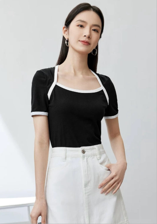 블랙 배색 상의